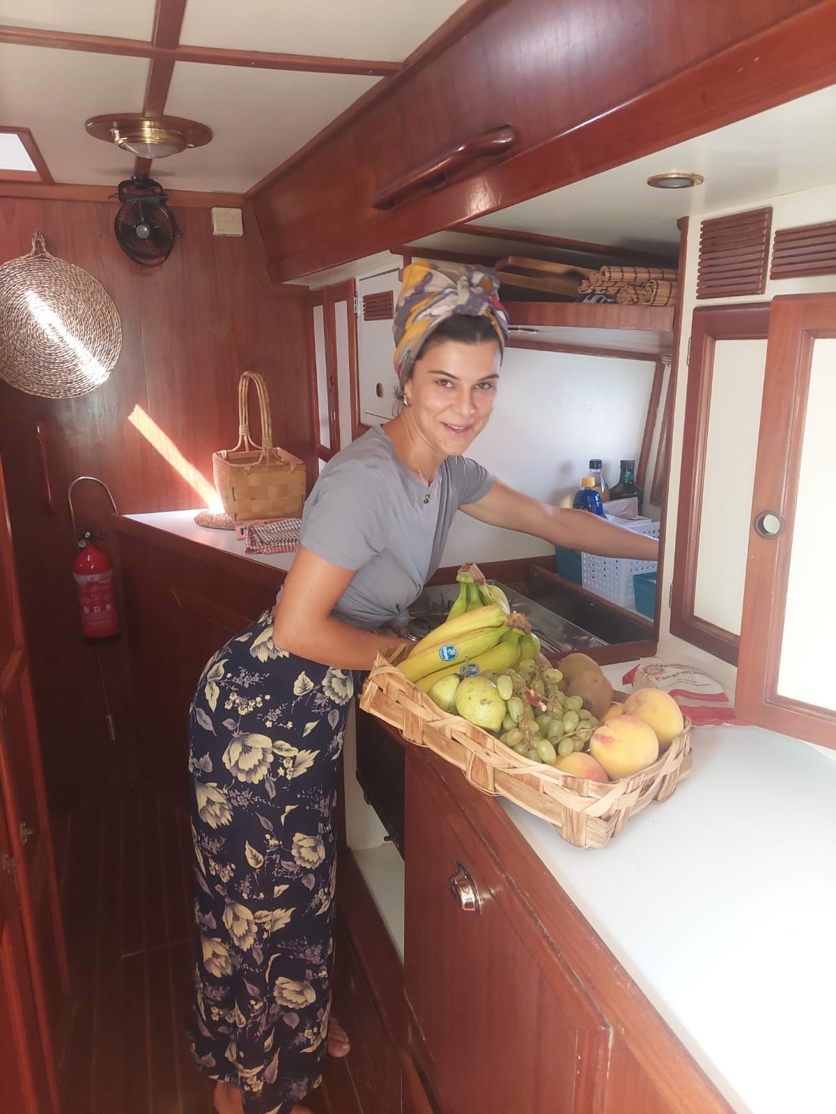Federica in barca tra i prodotti della cambusa