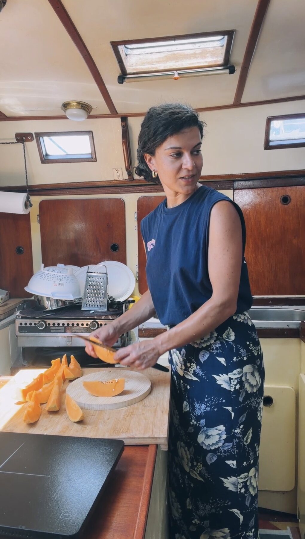 Federica prepara una tavola