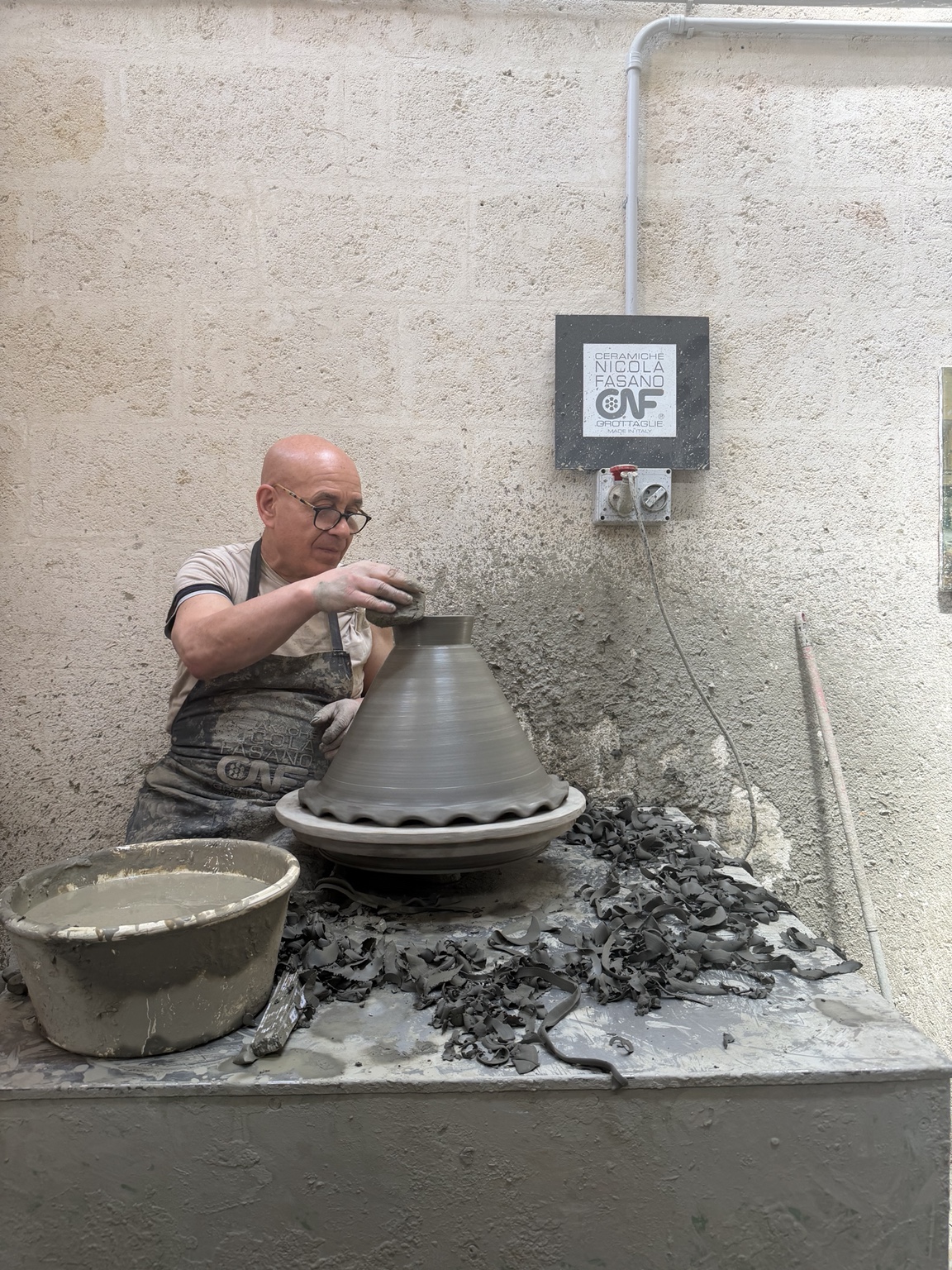 Artigiano della ceramica al lavoro