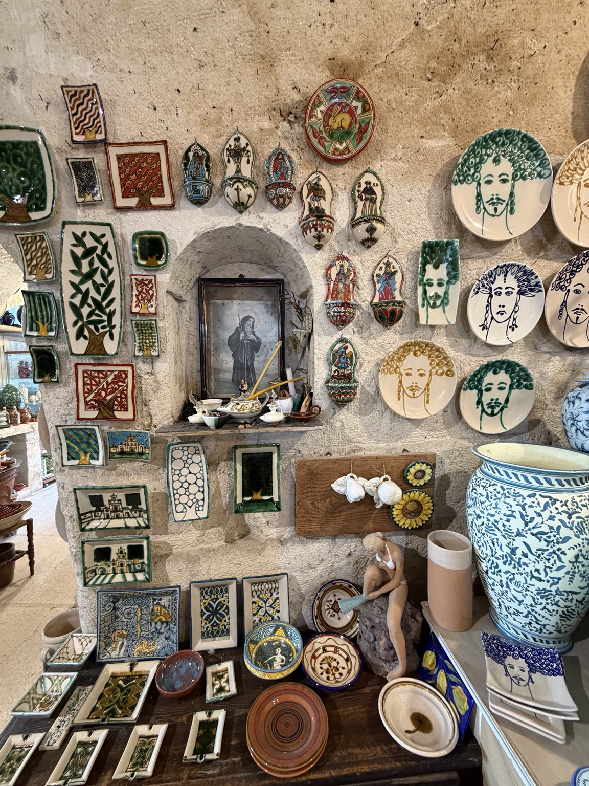 Ceramiche e oggetti di una bottega artigiana