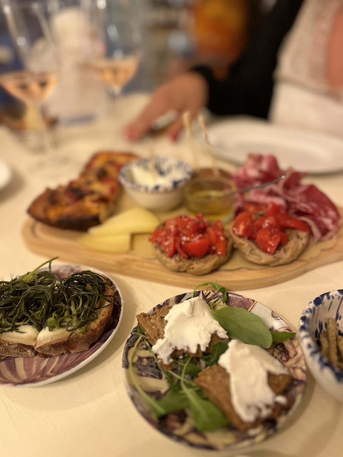 Antipasti italiani serviti a tavola