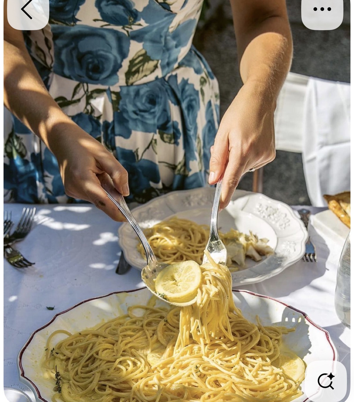 Pasta al limone servita a tavola
