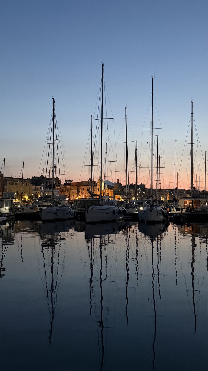 Porto di Procida al tramonto