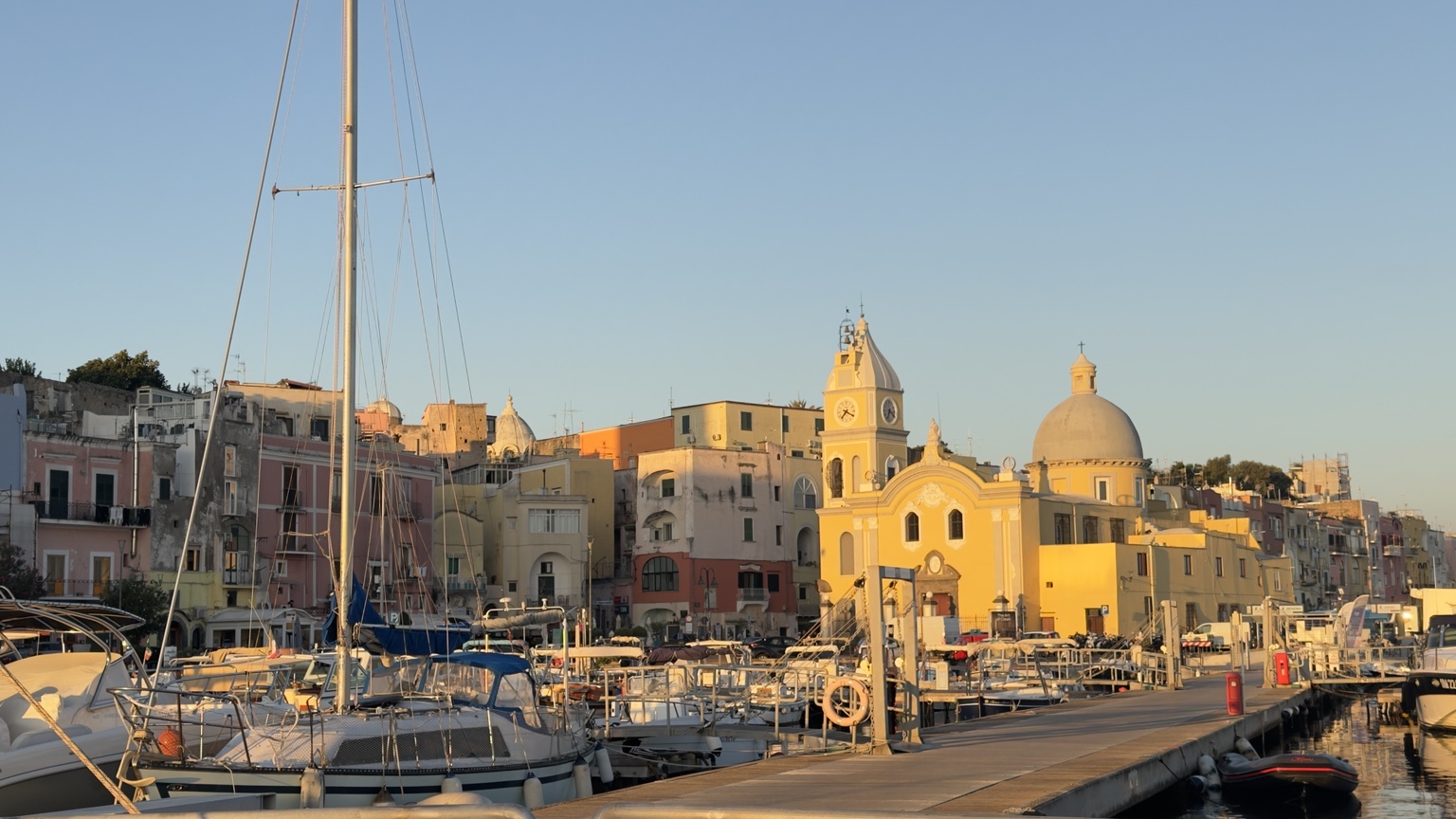 Marina Grande a Procida al mattino