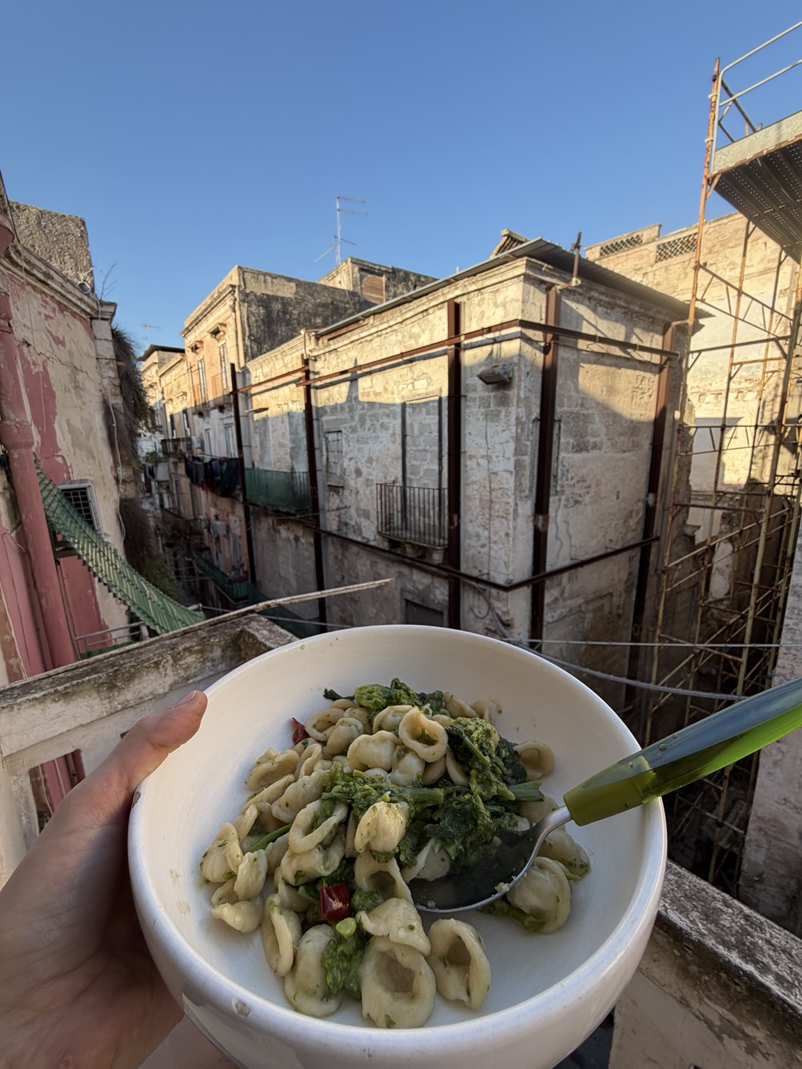 Pasta con verdure in una casa di Procida