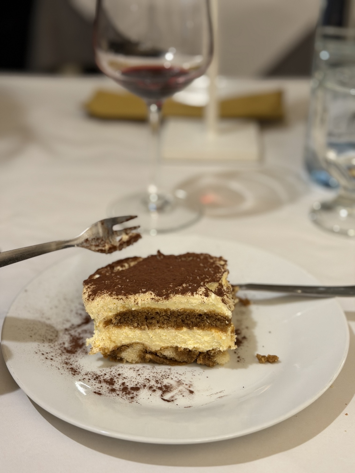 Tiramisù servito a tavola