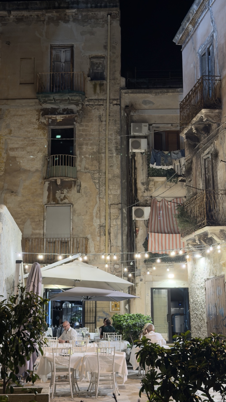 Corte del centro storico illuminata la sera