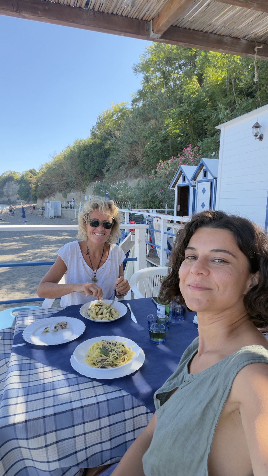 Pranzo in compagnia su una terrazza sul mare